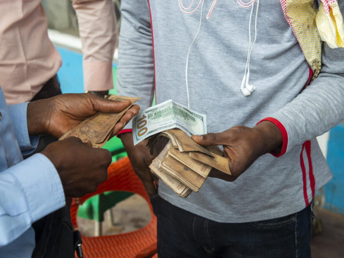 Un changeur d'argent à Kinshasa. Ph. Dr Tiers